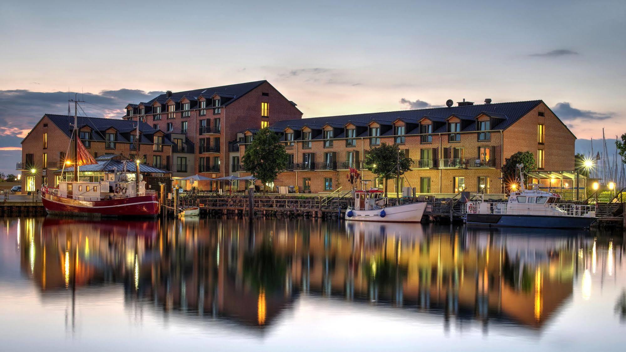 Hafenhotel Meereszeiten Heiligenhafen Exterior photo